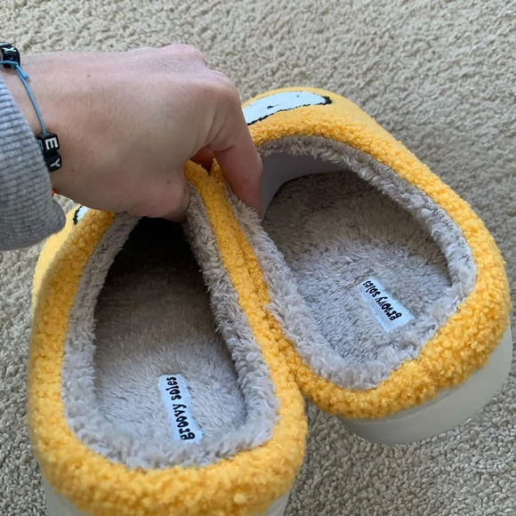 Smiley Sherpa Slippers Yellow Black Fuzzy Brand New Size 7.5 8 - Picture 6 of 7